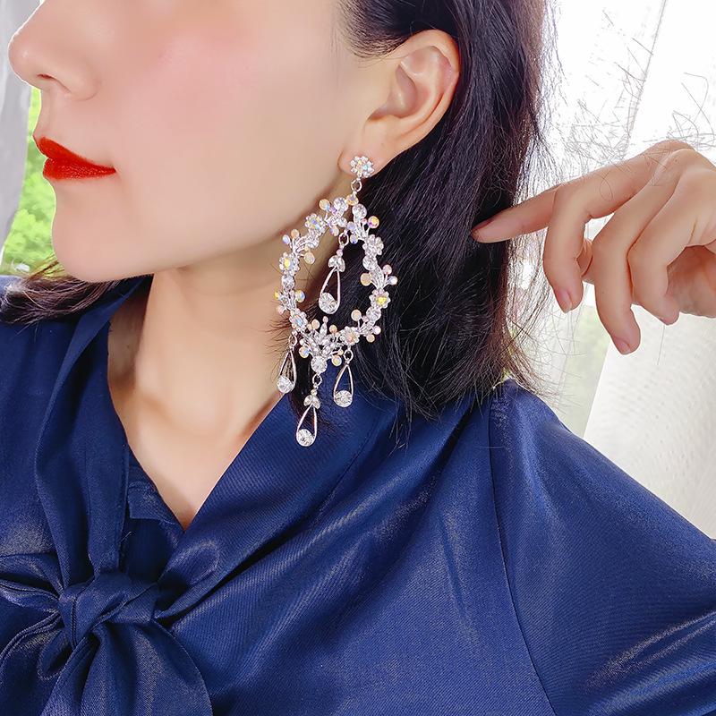 

Изысканные серьги с полым цветочным дизайном: Стильные свадебные аксессуары для женщин