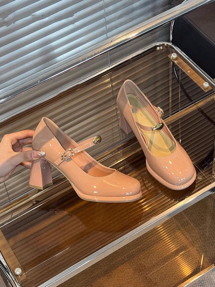 Vintage Mary Jane shoes women's 2025 new French square head patent leather one-word buckle with thick heel single shoes fashion high heels