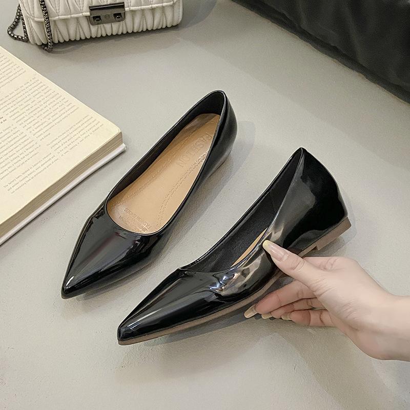 

Women wear new fashionable versatile pointed transparent single shoes, women s adult non-slip flat heel rain shoes, shallow mouth 35 чорний