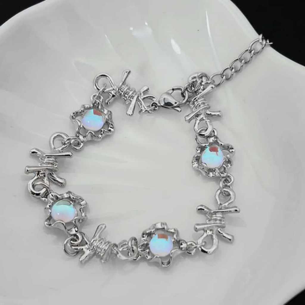 Moonstone Thorns Chain Necklace For Women With Geometric Design And Lockbone Style Perfect For Party Wear