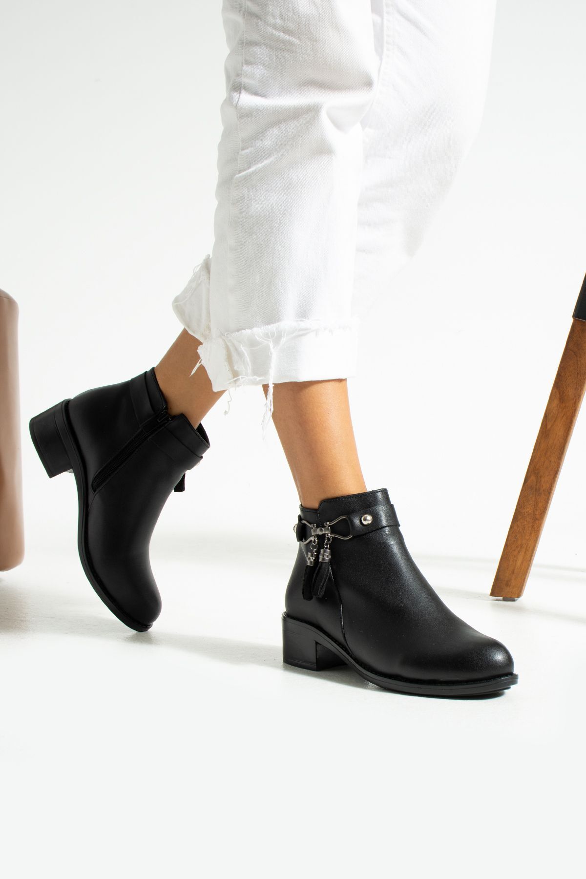 

Женские современные стильные модные женские черные сапоги на подошве см