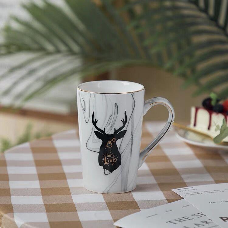 Elegant Marble Pattern Mug with Gold Trim, Spoon Lid, and Custom Logo - Ideal for Coffee or as a Souvenir Gift.