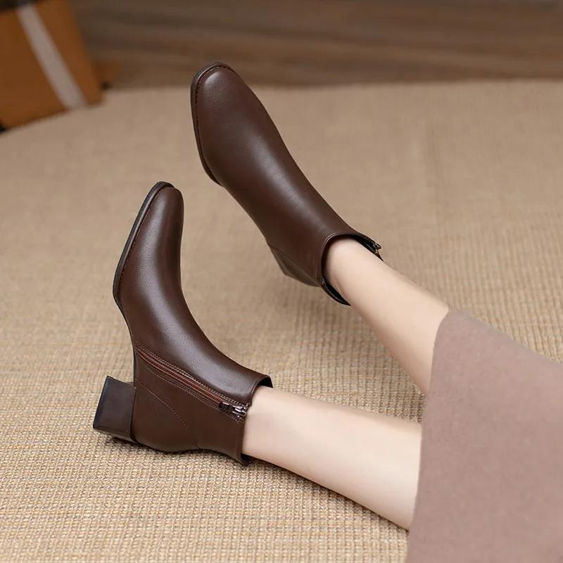 Retro square toe thick heeled short boots for women in autumn and winter 2024, new British style with plush warm Chelsea boots