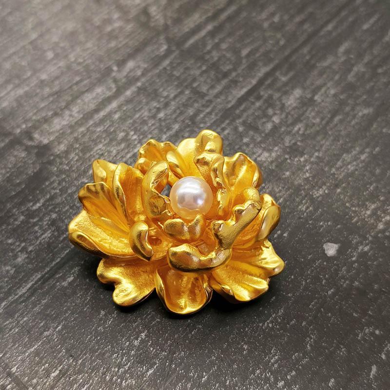 Elegant Gold Color Peony Flower Brooch For Women 1Pcs Plant Pin For Graduation Ceremony Fashion Wear
