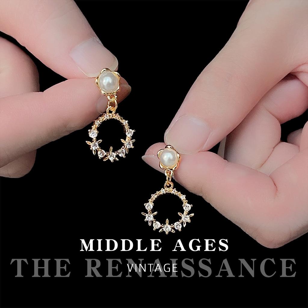 French sweet wind slightly inlaid zircon earrings, high-end texture fashionable earrings.