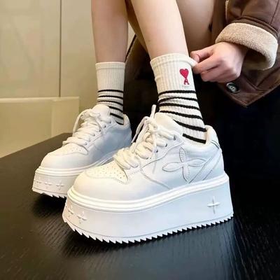 Neue Leder weiße Schuhe Damen Shorty Le Cross Blume dicksohlige vielseitige lässige Board-Schuhe runde Spitze