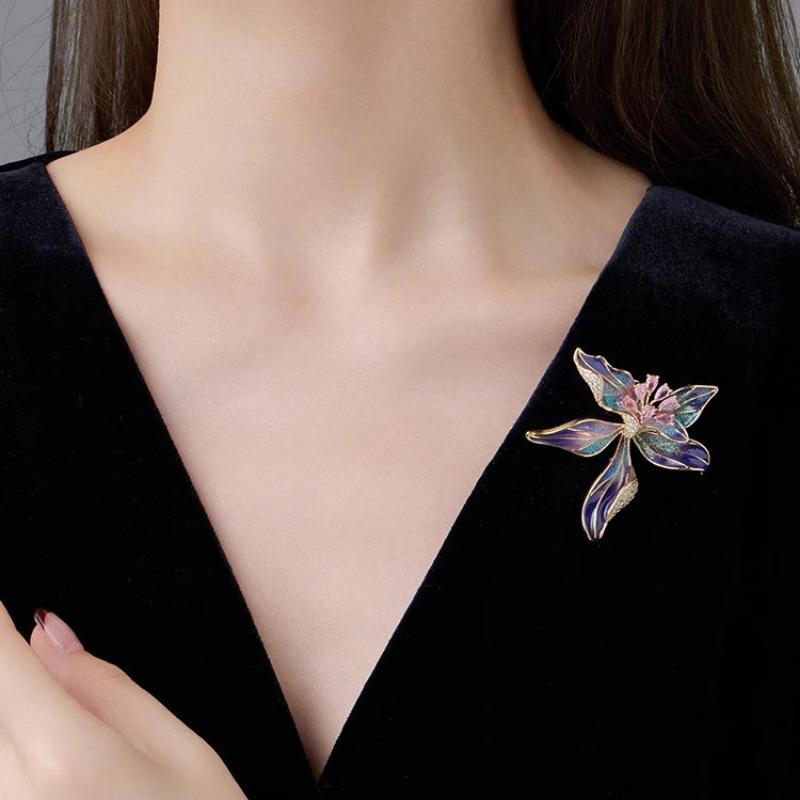 Brosche Orchidee im chinesischen Stil, Hochwertige Damenbrosche aus exquisitem und individuellem Emaille, Brosche mit Nischendesign