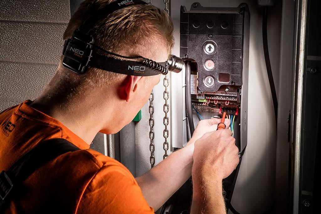 Stirnlampe 400 Lumen Zoom Cree R5 3xAAA - T N99-200