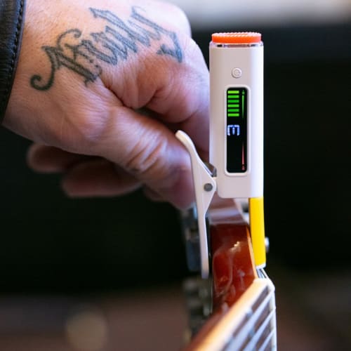 ¿Sintonizadora? Afinador de Guitarra de Clip ? ¡Rockea tus canciones con estilo! Perfecto para Guitarras Eléctricas, Acústicas y Bajos, Más Ukelele ? Recargable por USB C y Pr