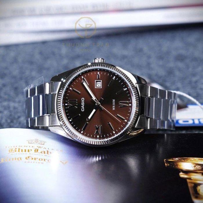 Casio Montre classique pour hommes - Fond marron avec dateur - Etanche 50 m