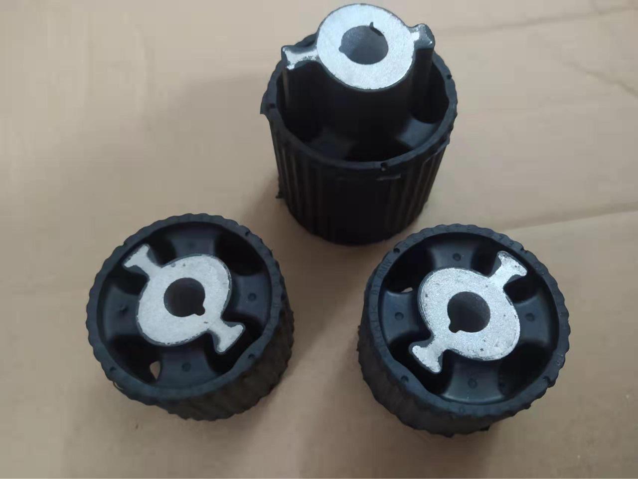 

Комплект втулок задней оси, подрамника и дифференциала для BMW 5 серии F18 Set of three чёрный