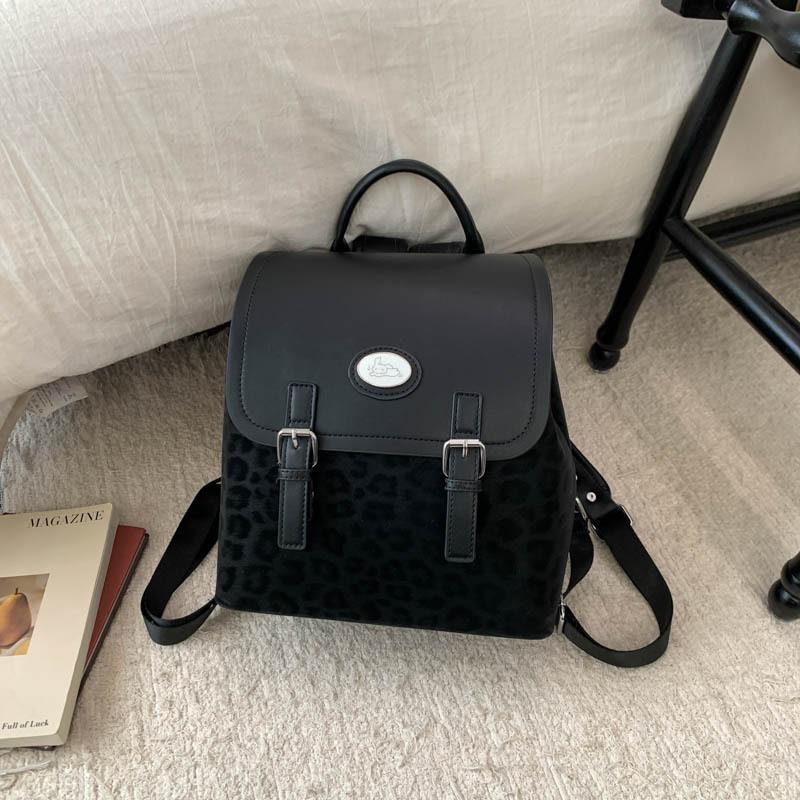 

2025 autumn new Korean version of women s bags solid color girls backpack good development fashion casual simple contrasting bag чёрный