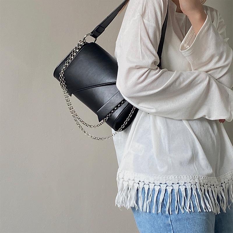 Niche design black trend chain bag  new versatile fashion portable shoulder bag crossbody bag tide