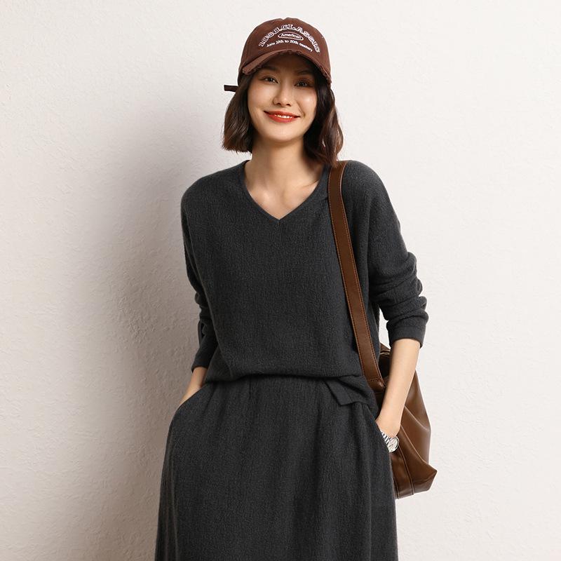Korean Style Women's V-Neck Cashmere Pullover Sweater, 2023 New Loose Fit, Slimming & Flaw-Hiding Solid Color Knitwear