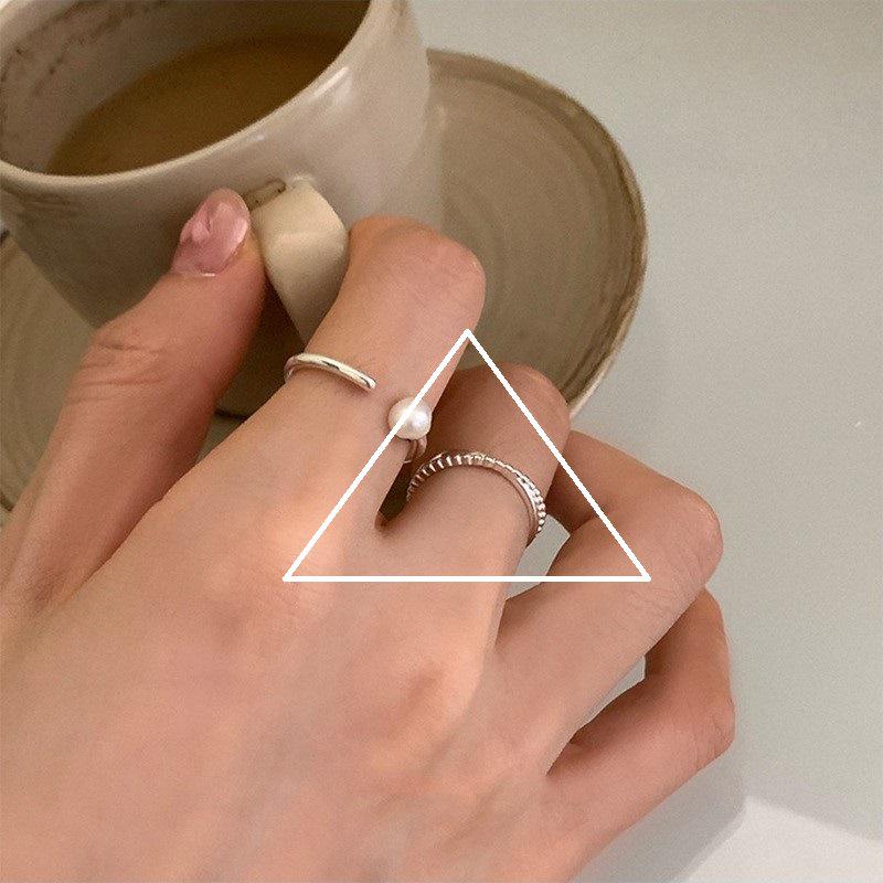Dongdaemuns minimalistiske vridningsring og zirkonarmbåndssett for kvinner