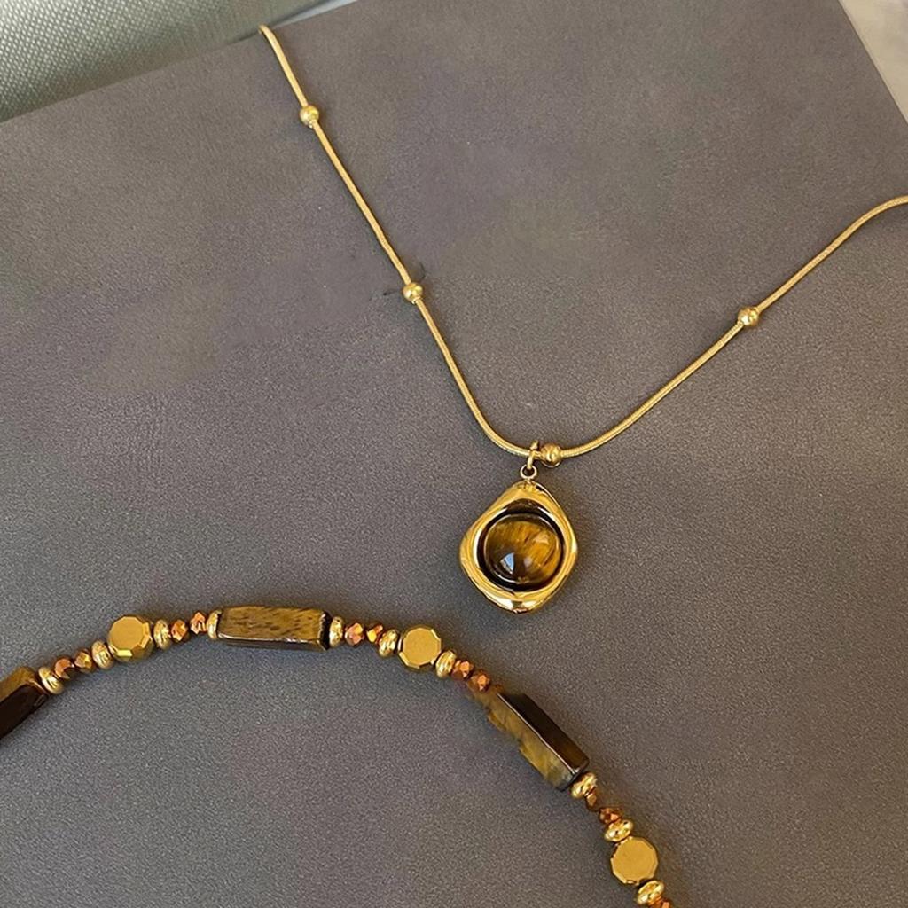 Vintage Natural Tigers Eye Stone Pendant Necklace Choker Adjustable Neckchain for Fashion Enthusiasts and Nature Lovers