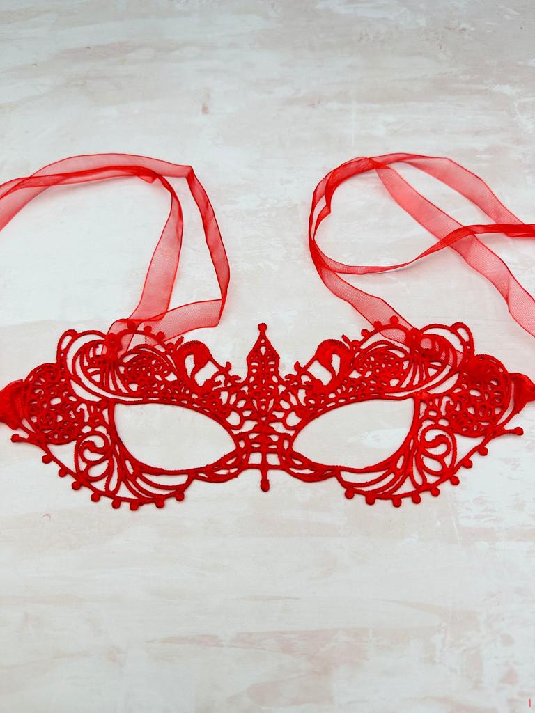 Rote Durchbruchspitzenmaske