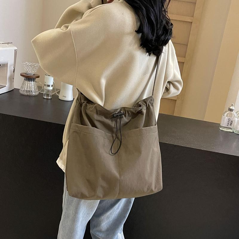 Женская однотонная сумка на плечо большой емкости — фото 6