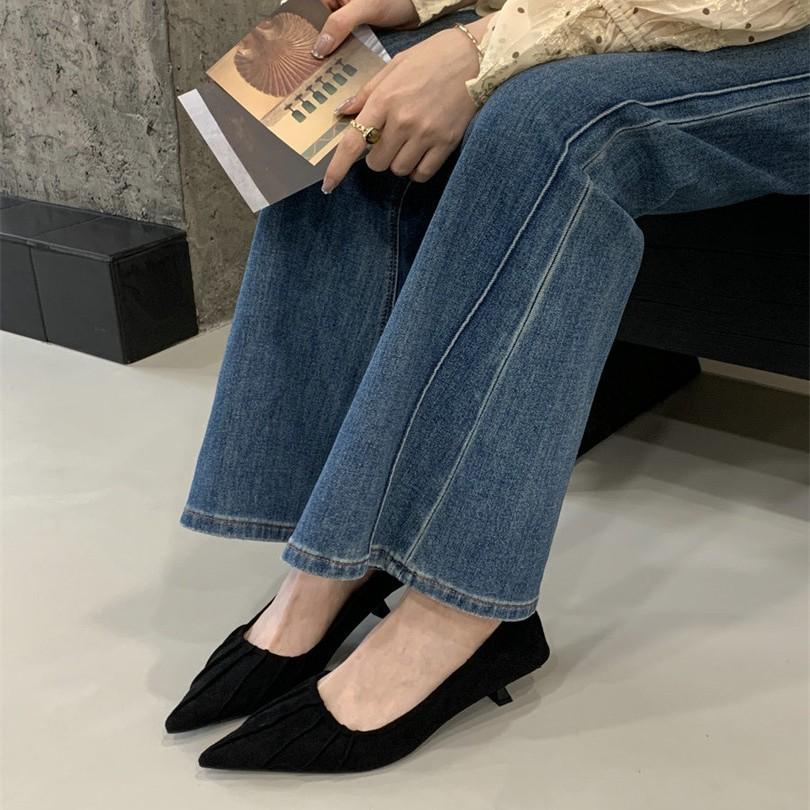 Zapatos individuales plisados de punta de tacón medio alto francés para gatito, zapatos de mujer verano 2025, temperamento, ante negro, zapatos de oficina