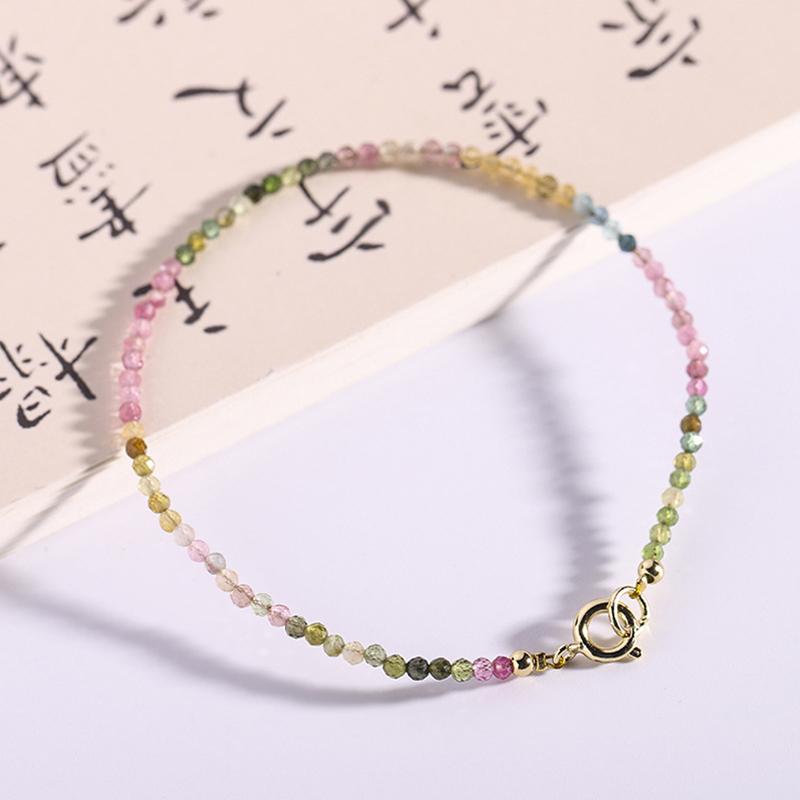 Ultra jemný duhový malý turmalínový náramek ve stylu ženského přechodu ve výklenku designu lehkého luxusního náramku