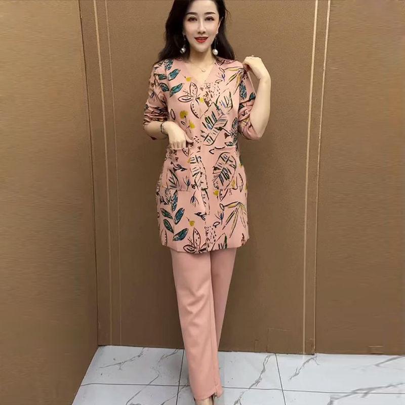 

Весенний комплект из двух предметов для мамы с V-образным вырезом и принтом: Повседневный топ средней длины, омолаживающий, со стильными брюками 2XL (130-145 jin)