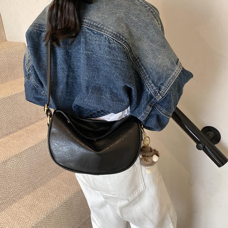 Retro Popular Bag Women's New Niche Design Commuter Shoulder Bag High-end Fashion Messenger Dumpling Bag