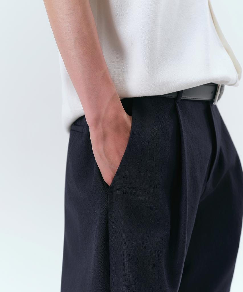 MUSINSA STANDARD Cool Touch Hidden Banding Half Slacks [Navy]