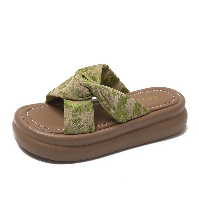 Auf Scheiße treten, Gefühl dicksohlige coole Hausschuhe Damen Oberbekleidung Sommer 2025 neu chinesischer Stil mit Rock Ein-Wort-Slipper Schwangere Sandalen