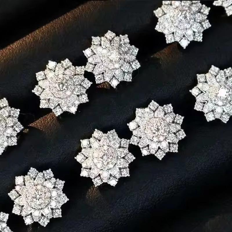 New stud earrings for women, flower snowflake exquisite earrings, elegant and sweet micro-inlaid zircon jewelry.