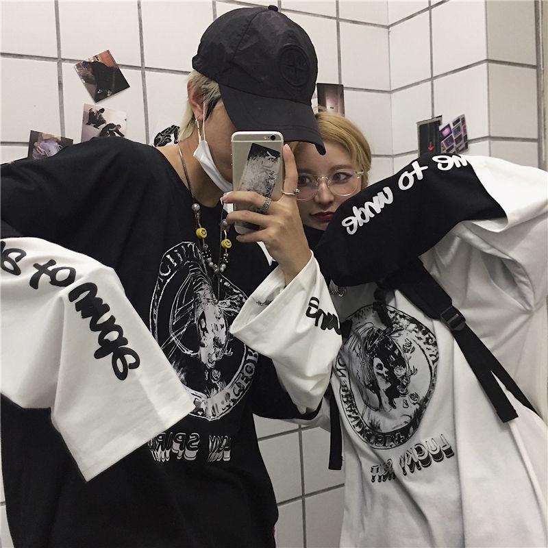 Unisex Fake Two-Piece Langarm-T-Shirt mit Anime-Buchstabenprint - Lockere Passform, Hip-Hop-Stil, perfekt für Paare, Frühling & Herbst.