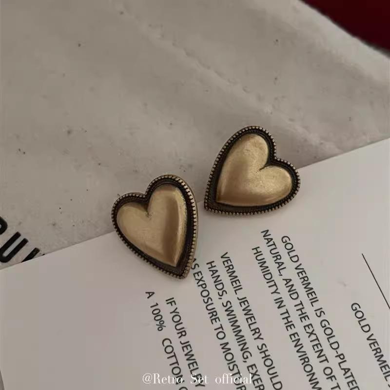 

Ретро Золотые Серьги-пусеты в форме сердца с винтажной состаренной отделкой - Объемный дизайн в виде персикового сердца высокого класса для женщин, Коллекция Осень/Зима