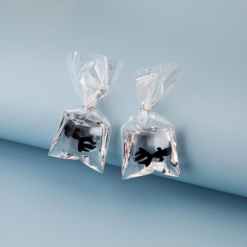 

Причудливые серьги в виде золотых рыбок: Креативные кои в прозрачном пакете с водой