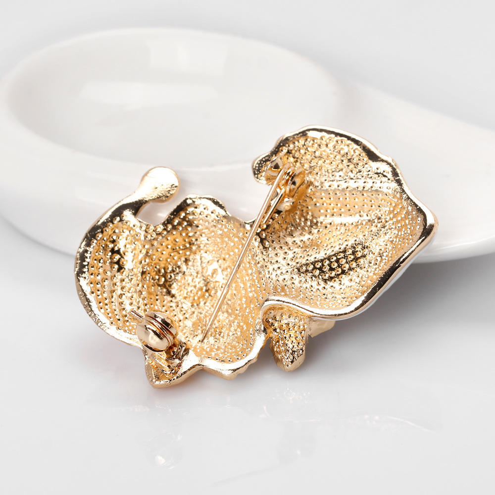 New Korean Retro Cute Christmas Cat Brooch with Personalized Animal Chest Flower