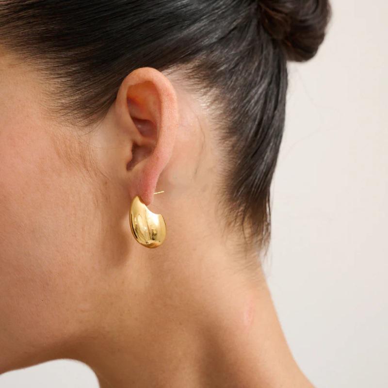 Glossy Water Drop Earrings: S925 Silver Needle, Trendy Light Luxury, High-End Summer Style Studs.