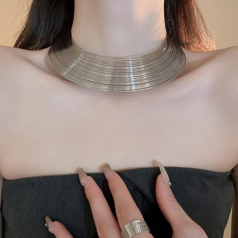 Europäischer & Amerikanischer Stil Geometrisches Mehrlagiges Metall-Halskettenset - Kaltes, Nischen- und Schickes Design für Frauen.