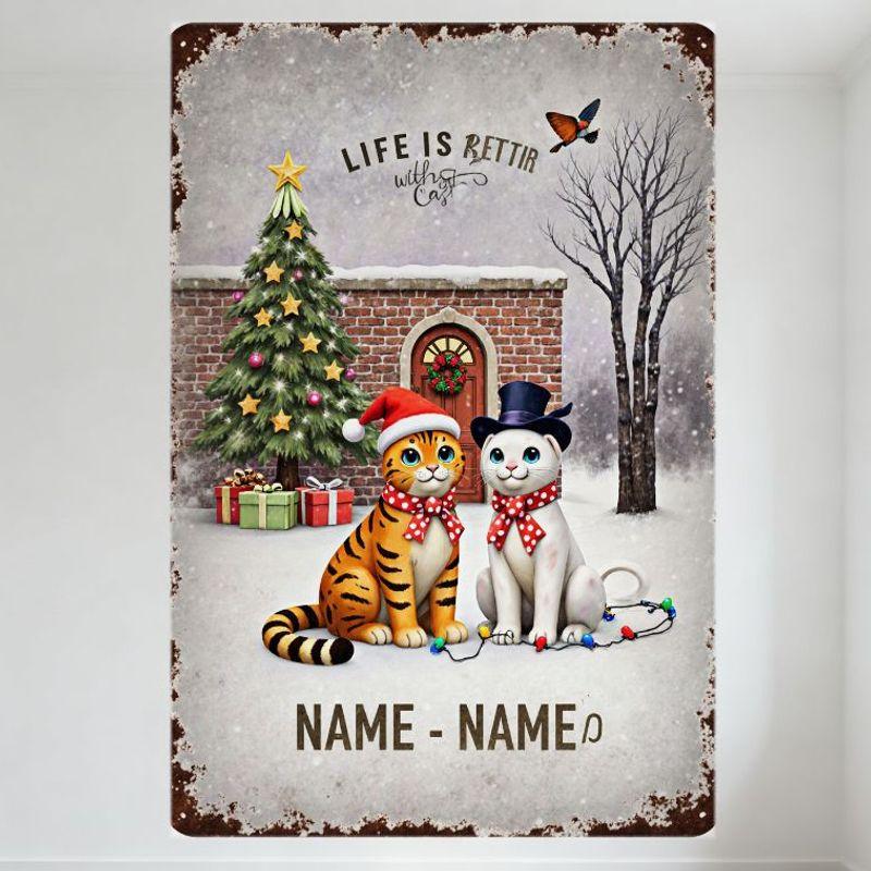 Винтажная Рождественская Кошка Жизнь Лучше с Кошкой Металлическая Табличка Снежная Сцена Кирпичное Здание Рождественская Елка Кошки Персонализированное Имя Металлическая Стена 20x30cm（7.8x11.8inch）