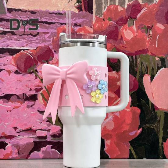 Silikon-Becherhülle für 40-oz-Becher, DIY-Set mit Schleife und Blumenanhänger, rutschfeste Schutzhülle, spülmaschinenfest, Geschenk für Becherliebhaber