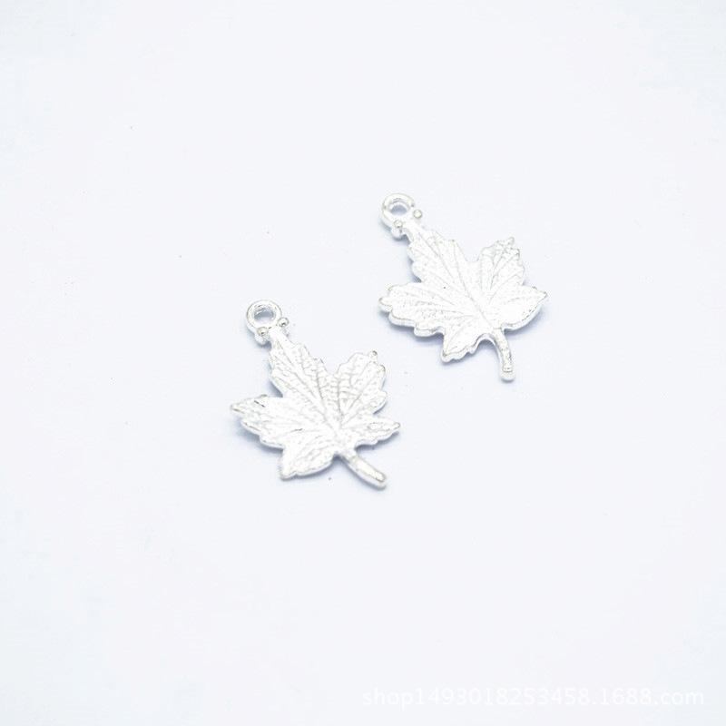 Pendentif rétro en alliage Accessoires de bijoux Feuilles d'érable Bijoux en gros Marquage Collier Bracelet Marquage Fournitures de bijoux 20 pièces/lot perles