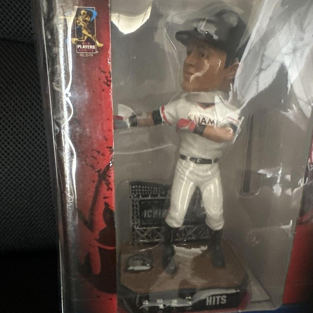 [USED] MIAMI PLAYER BOBBLE HEAD FIGURE Ichiro