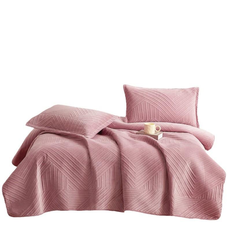 Luxury Velvet Quilt and Bedspread Set: Three-Piece High-End European Style with Multifunctional Bed Sheet and Blanket