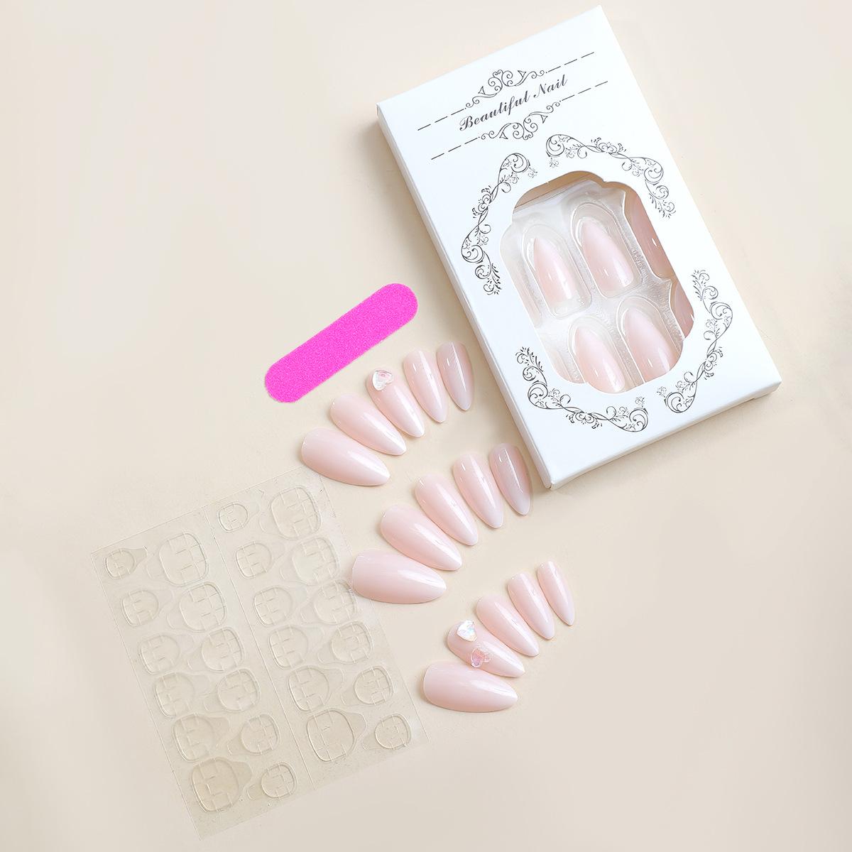 

Миндалевидные градиентные накладные ногти с 3D-акцентами в виде сердец и бриллиантов