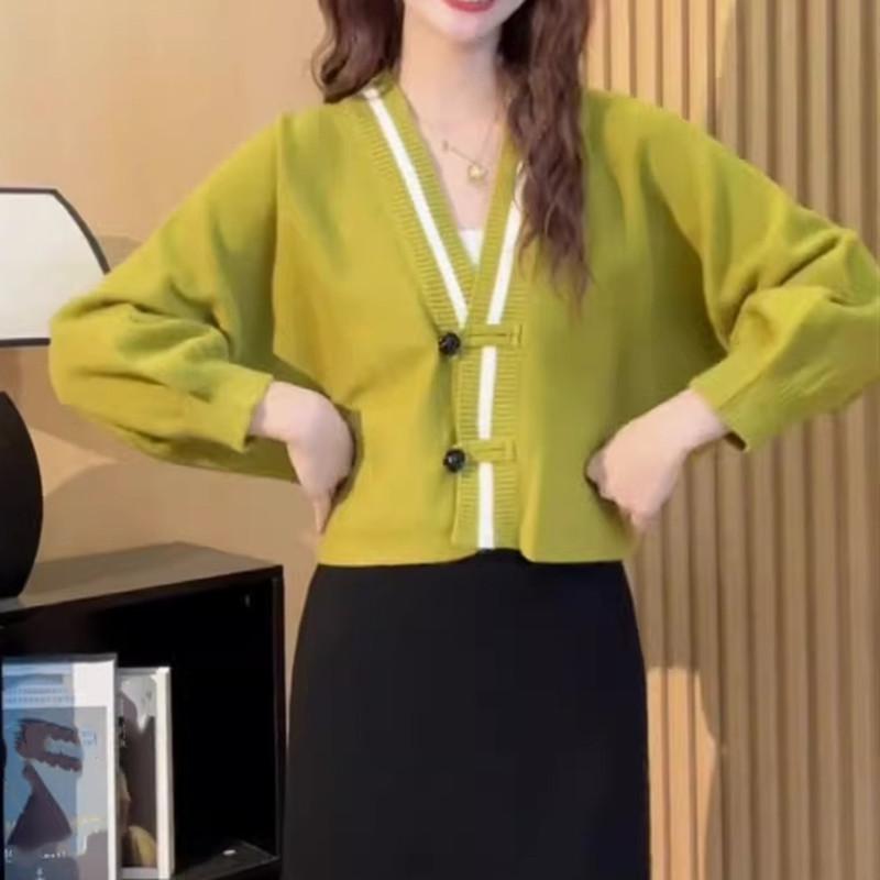 Retro Buckle Contrasting Color V-neck Fashionable Sweater Jacket for Autumn and Winter Loose Long Sleeved Short Knit Cardigan Top