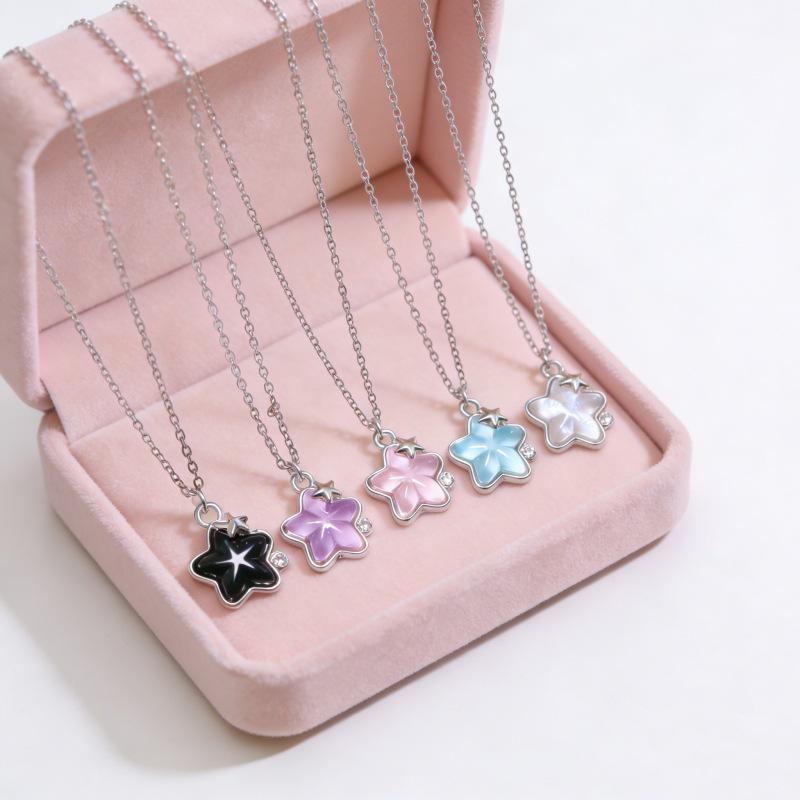 Trendy Sweetheart Enamel Flower Necklace: Chic and Cool Design for Women