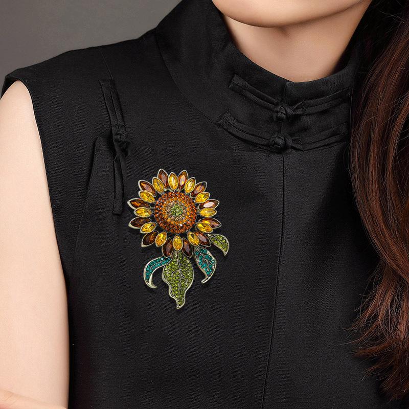 Luxury Vintage Rhinestone Sunflower Exaggerated Brooches Badges For Women Men Retro Classic Design Crystal Accessories Pins