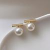 New fashion niche pearl earrings women's light luxury temperament high-end sense small fragrance style simple and versatile stud earrings