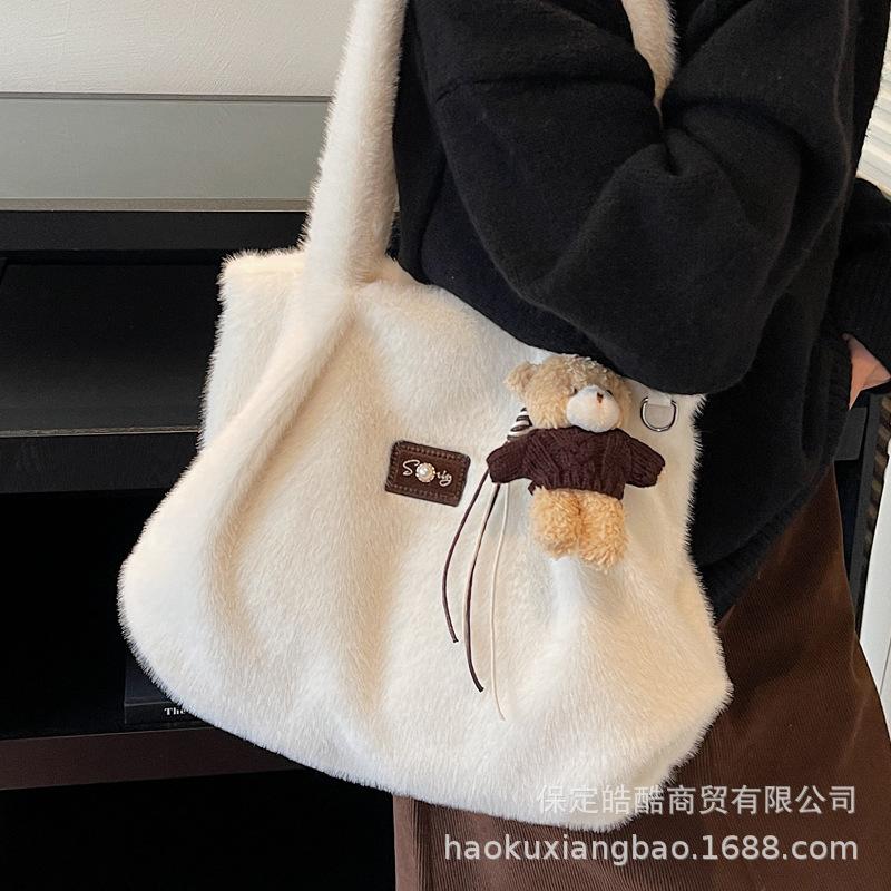 Plush bag women's 2025 new autumn and winter popular fashion lazy relaxation commuter tote bag messenger bag