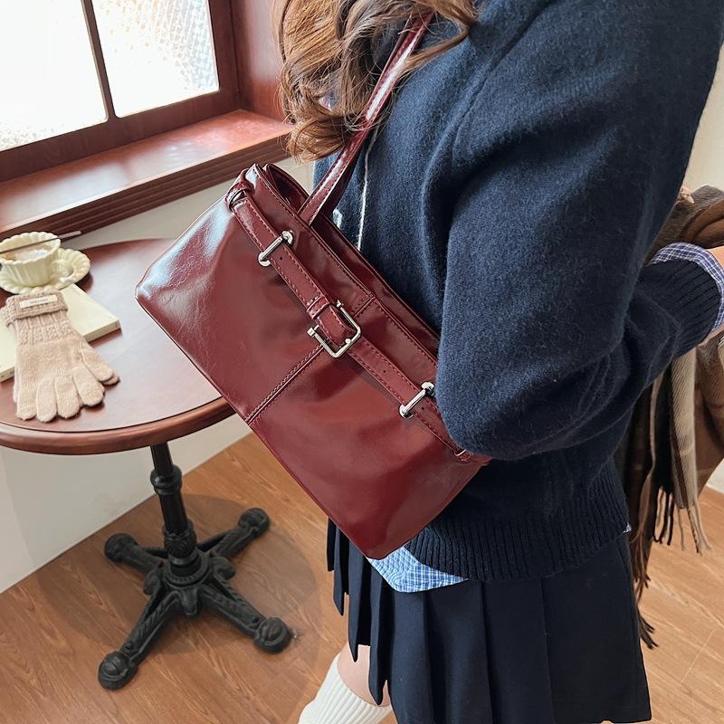 

Сумка Женская 2025 Новая Сумка Под Мышку с Пряжкой на Ремне Модная Сумка-Багет Повседневная Универсальная Сумка-Локомотив Нишевая Сумка на Плечо 31*10*15 бордовый