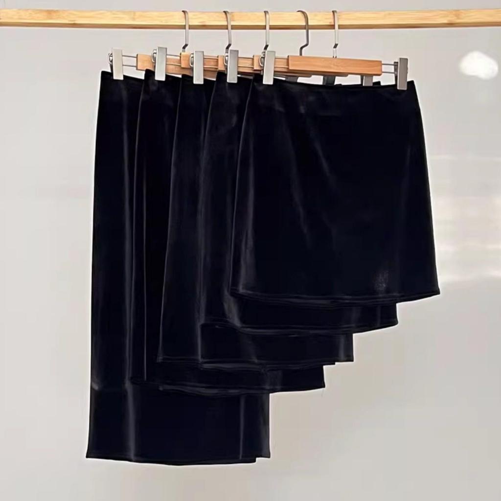 26 Early Spring Retro Velvet Little Black A-line Dress: Classic Mid-Waist, Slimming, Commuter Style
