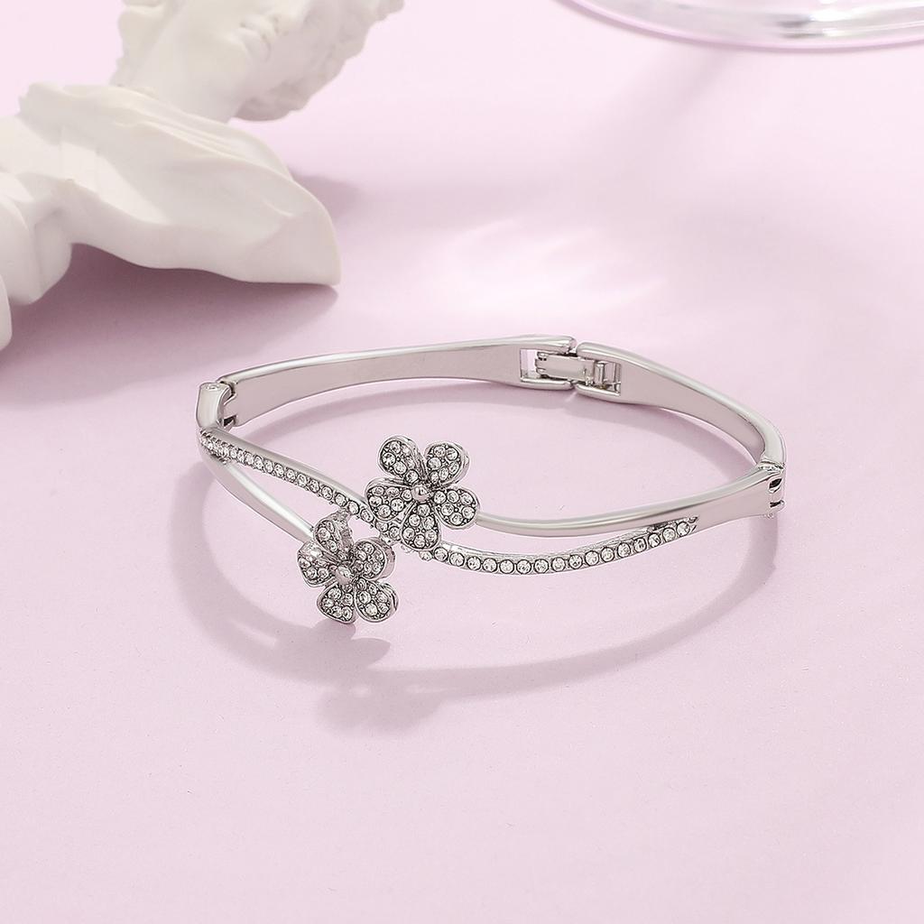 Bracciale versione coreana popolare per il pendolarismo quotidiano bracciale ad apertura a molla semplice bracciale femminile versatile alla moda personalizzato semplice