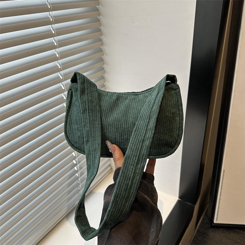 

Autumn and winter new portable small square bag simple commuter single shoulder fashion retro underarm baguette bag handbag зелёный